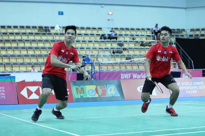 Pasangan ganda putra Indonesia, Leo Rolly Carnando (kanan) dan Daniel Marthin, turun pada Kejuaraan Dunia Junior 2019 di Kazan, Rusia, Rabu (2/10/2019)