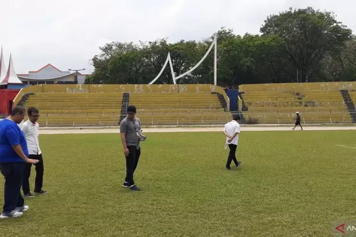 PT LIB memeriksa kondisi rumput di Stadion Haji Agus Salim yang menjadi kandang Semen Padang dalam Liga 1 2019