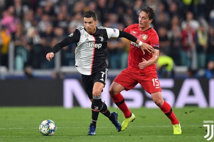 Megabintang Juventus, Cristiano Ronaldo (kiri), beraksi dalam laga Grup D Liga Champions melawan Bayer Leverkusen di Juventus Stadium, Selasa (1/10/2019).