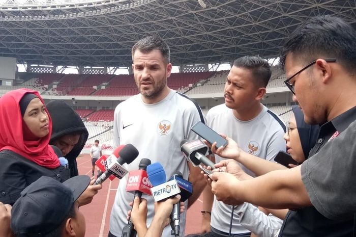 Pelatih Timnas Indonesia Simon McMenemy menjelaskan kesiapan pasukannya kepada wartawan di Stadion Utama GBK, Jakarta.