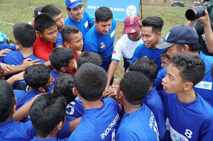 Winger timnas Indonesia, Andik Vermansyah (dua dari kiri) memberikan suntikan semangat ke para pemain dua tim yang bakal mewakili Indonesia pada final dunia DNC 2019 di Barcelona, 10-12 Oktober 2019.