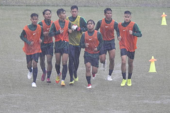 Serdy Hepyfano (2 dari kanan) saat latihan perdana timnas U-19 Indonesia di Stadion Pajajaran, Kota Bogor, Kamis (26/9/2019).