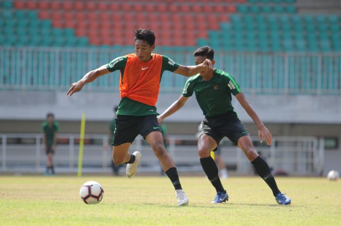 Serdy Hepyfano (kiri, rompi oranye) saat latihan perdana timnas U-19 Indonesia di Pakansari di Kabupaten Bogor.