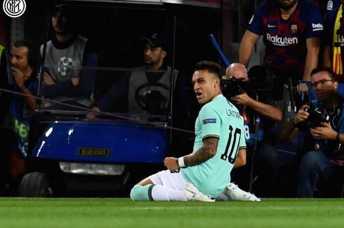 Striker Inter Milan, Lautaro Martinez, merayakan gol ke gawang Barcelona dalam laga di Camp Nou pada Rabu (2/10/2019).