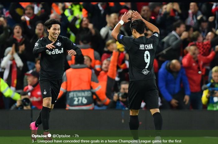 Pemain Red Bull Salzburg, Hwang Hee-chan dan Takumi Minamino merayakan gol ke gawang Liverpool dalam laga Liga Champions di Anfield, 2 Oktober 2019.