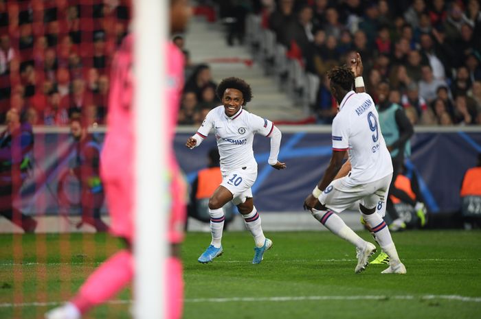 Willian (tengah) saat melakukan selebrasi gol ke gawang Lille di Liga Champions