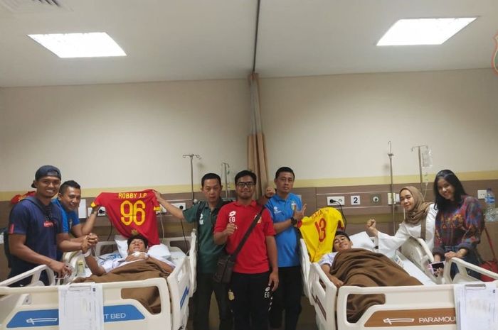 Dua pemain Bhayangkara FC, Robby JP (ranjang kiri) dan Raja Haekal seusai menjalani operasi di RS Premier Bintaro, Tangerang Selatan, 3 Oktober 2019.