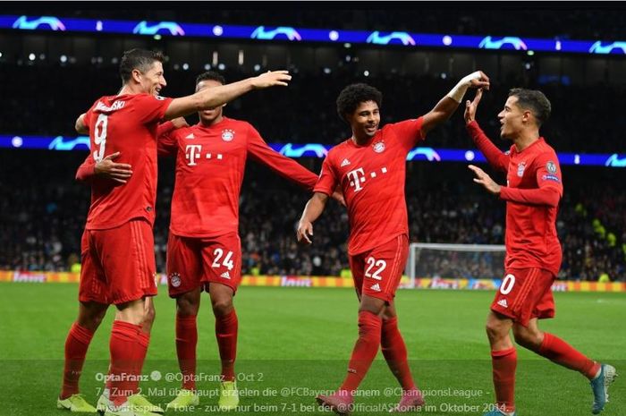 Para pemain Bayern Muenchen merayakan gol.