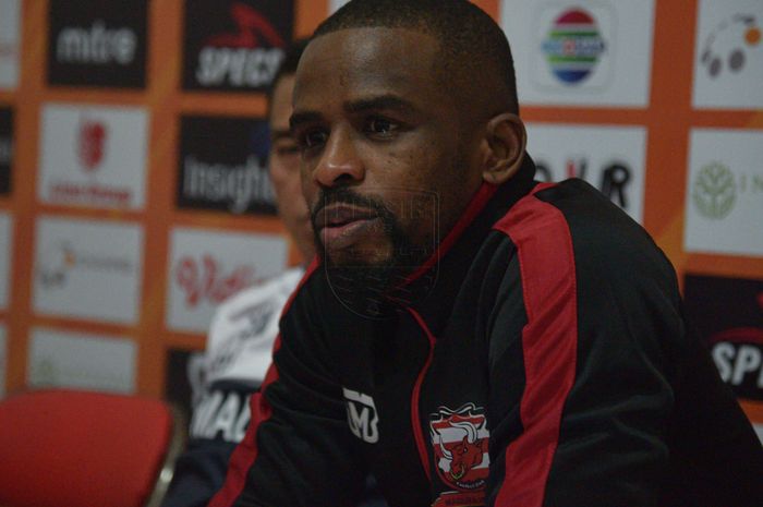 Kapten Madura United, Greg Nwokolo, saat memberikan pernyataa pada sesi konferensi pers sebelum laga kontra Persib Bandung di Stadion Gelora Bangkalan, Kabupaten Bangkalan pada Jumat (4/10/2019) sore.