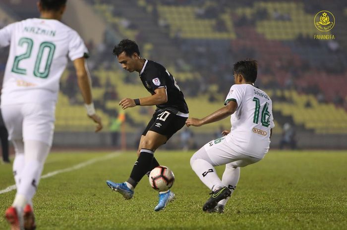 Gelandang timnas Malaysia, Azam Azih (tengah) saat membela Pahang FA kontra tuan rumah Melaka United pada leg pertama perempat final Piala Malaysia 2019 di Stadion Hang Jebat, 22 September 2019.