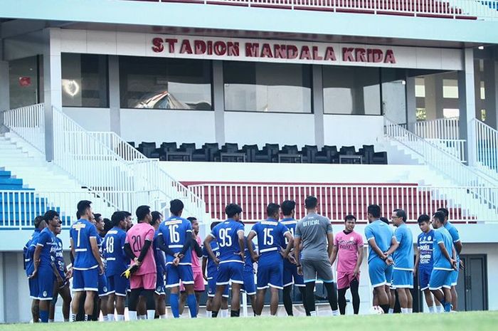 Skuad PSIM Yogyakarta mendapatkan arahan dari pelatih Aji Santoso saat latihan persiapan pertandingan Liga 2 2019.