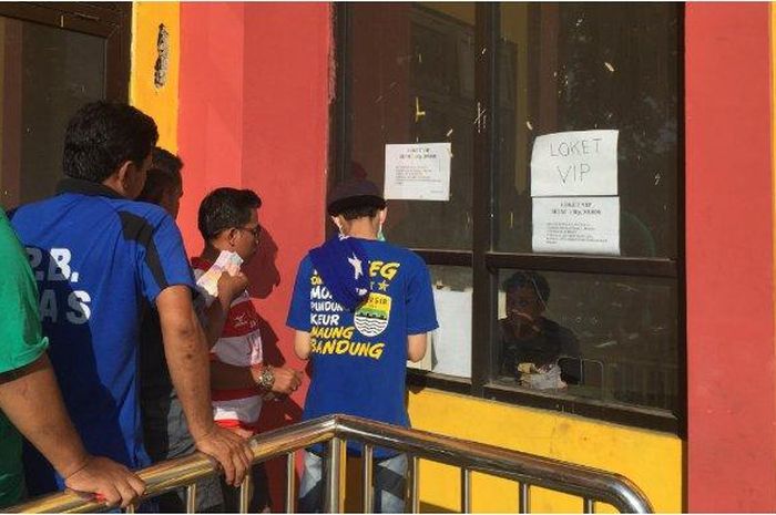 Pendukung Persib Bandung dan Madura United antre membeli tiket pertandingan di Stadion Bangkalan, Madura, Sabtu (5/10/2019).