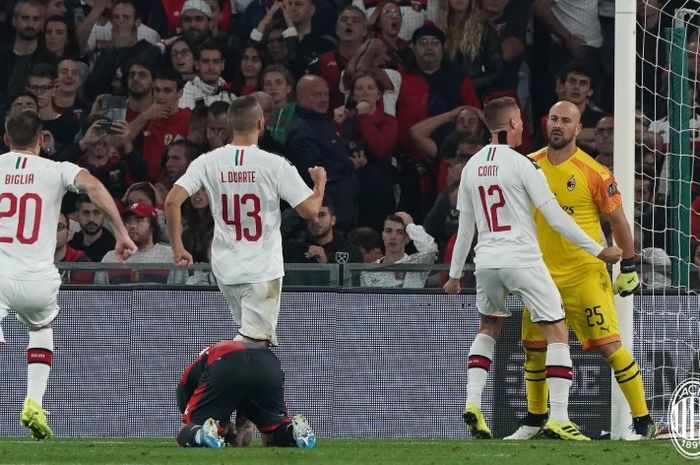 Jose Pepe Reina disambut rekan-rekan setim ketika sukses menahan tendangan penalti dari Lasse Schone pada menit ke-90+3 dan mengamankan kemenangan 2-1 AC Milan atas Genoa di Stadion Luigi Ferraris, Sabtu (5/10/2019) atau Minggu dini hari WIB.