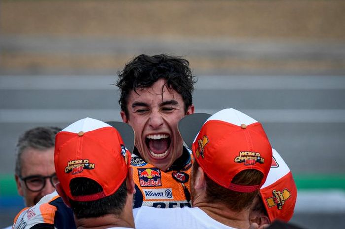 Pembalap Repsol Honda, Marc Marquez bereaksi setelah memastkan gelar juara dunia MotoGP 2019 di Sirkuit Chang Buriram, Thailand, Minggu (6/10/2019).