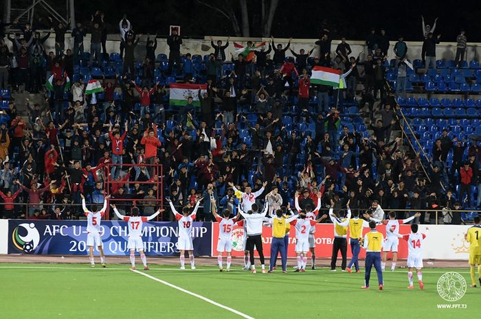 Para pemain timnas U-19 Tajikistan memberikan hormat ke fan mereka seusai mengalahkan Lebanon pada laga kedua Grup C Kualifikasi Piala Asia U-19 2020 di Republican Central Stadium, Dushanbe, 4 Oktober 2019.