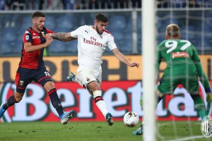 Bek AC Milan, Theo Hernandez, mencetak gol dalam laga Liga Italia melawan Genoa di Stadion Luigi Ferraris, Sabtu (5/10/2019).