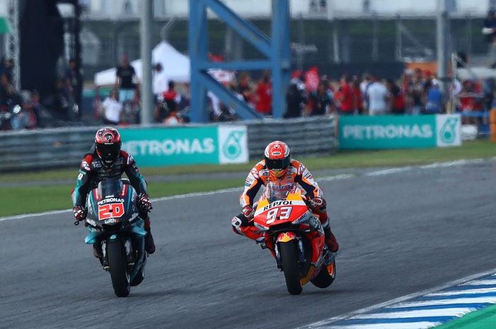 Momen saat Fabio Quartarao (Kiri) berduel dengan Marc Marquez (Kanan) pada balapan MotoGP Thailand 2019, Minggu (6/10/2019)