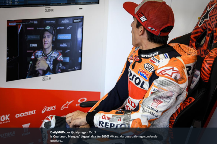 Marc Marquez (kanan) dan Fabio Quartararo (kiri) menunjukkan rivalitas sengit dalam balapan MotoGP Thailand 2019 di Sirkuit Internasional Buriram, 6 Oktober 2019.