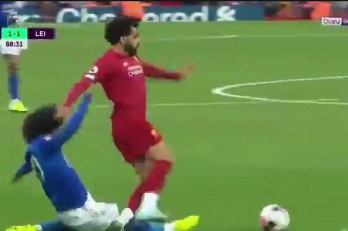 Penyerang Liverpool, Mohamed Salah, ditekel gelandang Leicester City, Hamza Choudhury, dalam laga Liga Inggris di Stadion Anfield, Sabtu (5/10/2019).