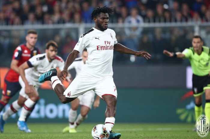 Aksi pemain AC Milan, Franck Kessie ketika hendak melakukan tendangan penalti ke gawang Genoa di Stadion Luigi Ferraris pada laga pekan ke-7 Liga Italia, Minggu (6/10/2019) dini hari WIB.