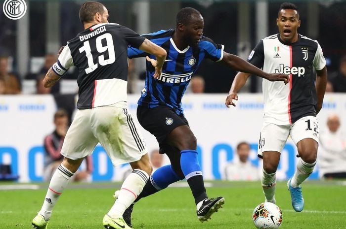 Penyerang Inter Milan, Romelu Lukaku, diapit oleh dua bek Juventus, Leonardo Bonucci dan Alex Sandro pada pertandingan Derby d'Italia di Stadion Giuseppe Meazza, Minggu (6/10/2019). 