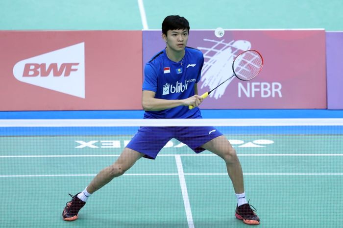 Pebulu tangkis Indonesia, Bobby Setiabudi, tampil pada hari pertama nomor individu Kejuaraan Dunia Junior 2019 di Gymnastics Center, Kazan, Rusia, Senin (7/10/2019).