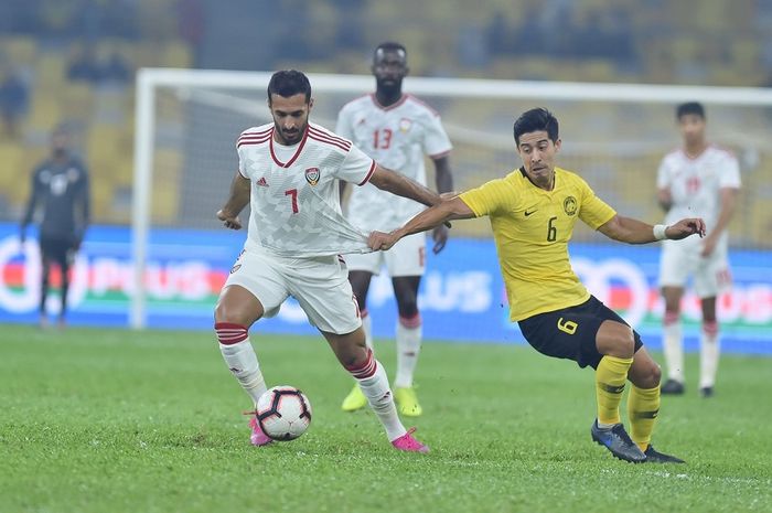 Striker timnas Uni Emirat Arab, Ali Mabkhout (kiri) mendapat pengawalan dari pemain timnas Malaysia, Brendan Gan, di Stadion Bukit Jalil, Kuala Lumpur, 10 September 2019.