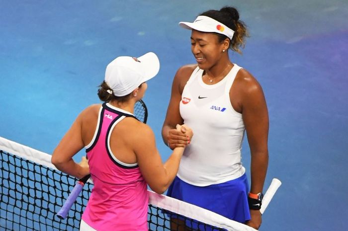 Momen saat Naomi Osaka (Kanan) dan Ashelig Barty (kiri) bersamalan usai final China Open 2019, Minggu (6/10/2019)