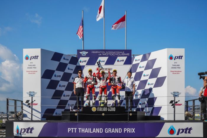 Pembalap binaan PT Astra Honda Motor (AHM) Afridza Munandar (kanan) berhasil meraih podium ketiga pada balapan kedua Asia Talent Cup (ATC) 2019 seri keempat di Chang International Circuit, Buriram, Thailand, Minggu (6/10/2019).