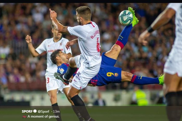 Penyerang Luis Suarez mencetak gol untuk Barcelona ke gawang Sevilla dalam partai Liga Spanyol di Camp Nou, 6 Oktober 2019.