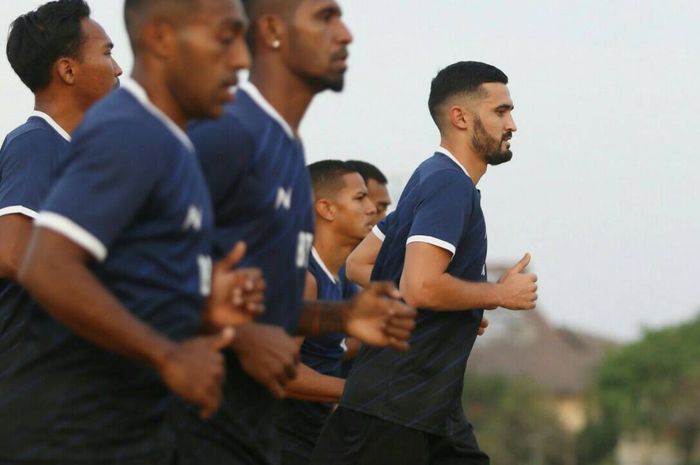 Para pemain Borneo FC melakoni latihan bersama di lapangan Universitas Surabaya, Senin (7/10/2019)