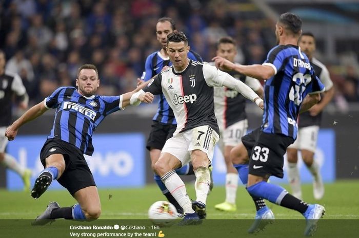 Cristiano Ronaldo dikepung dua pemain Inter Milan, Stefan de Vrij dan Danilo D'Ambrosio, dalam laga pekan ketujuh Liga Italia di Stadion Giuseppe Meazza, Minggu (6/10/2019).