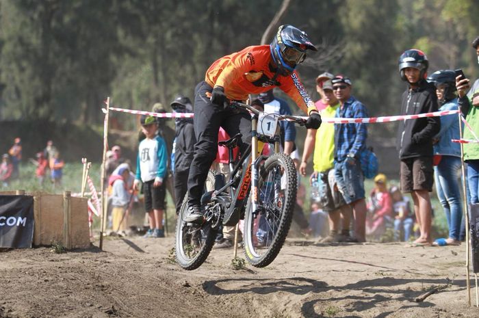 Suasana balapan 76 Indonesian Downhill 2019