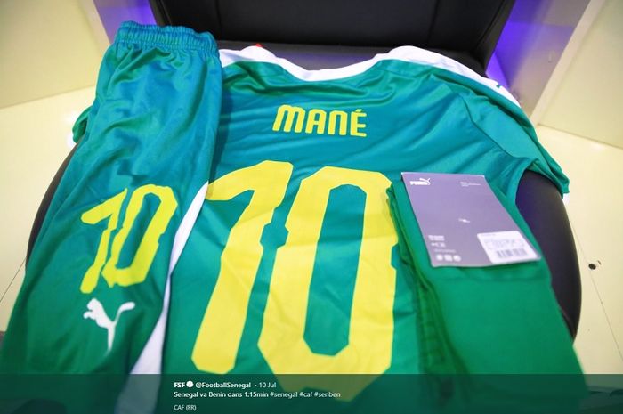 Jersey timnas Senegal dengan nomor punggung 10 untuk penyerang Liverpool FC, Sadio Mane.