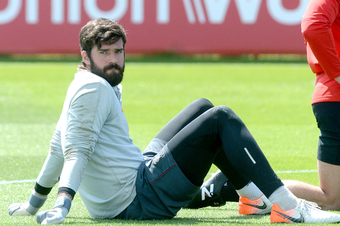 Kiper Liverpool, Allison Becker latihan di Melwood