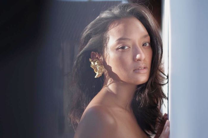 Melihat tips penggunaan skin care ala artis cantik Asmara Abigail yang sering menggunakan kendaraan umum