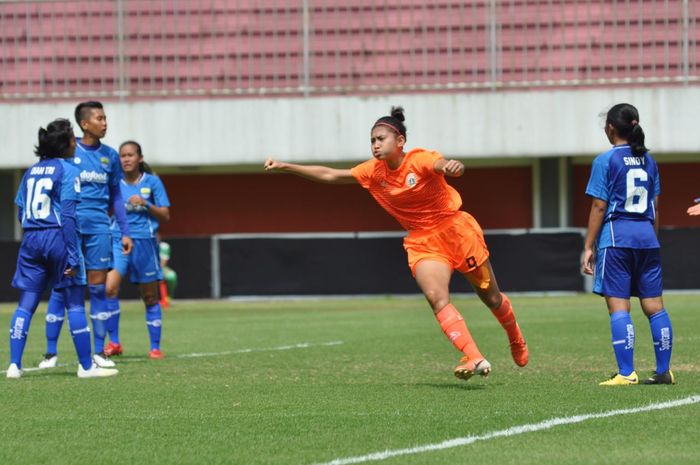 Gelandang Persija Putri, Zahra Muzdalifah, saat merayakan golnya ke gawang Persib Putri di Liga 1 Putri 2019 Rabu (9/10/2019).