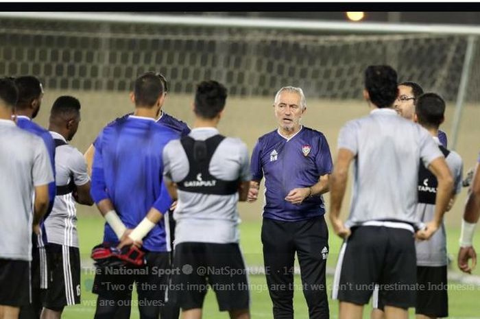 Bert van Marwijk memimpin sesi latihan timnas Uni Emirat Arab.