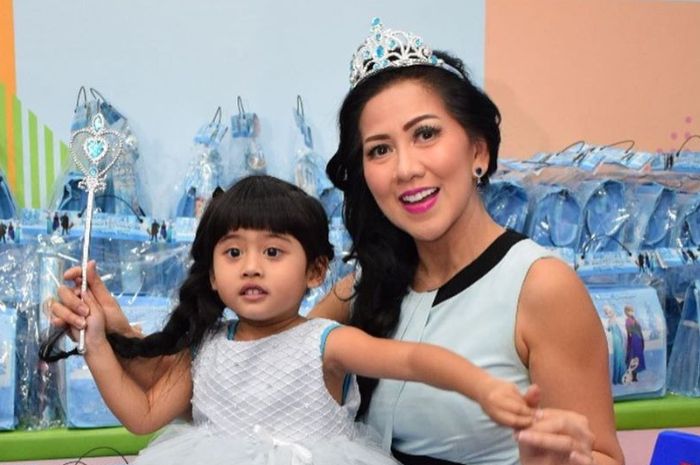 Venna Melinda dan  Vania Athabina 