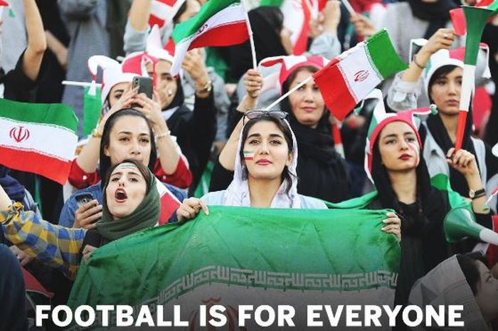 Para pendukung perempuan timnas Iran menyaksikan laga Grup C Kualifikasi Piala Dunia 2022 Zona Asia melawan timnas Kamboja di Stadion Azadi, Kamis (10/10/2019).