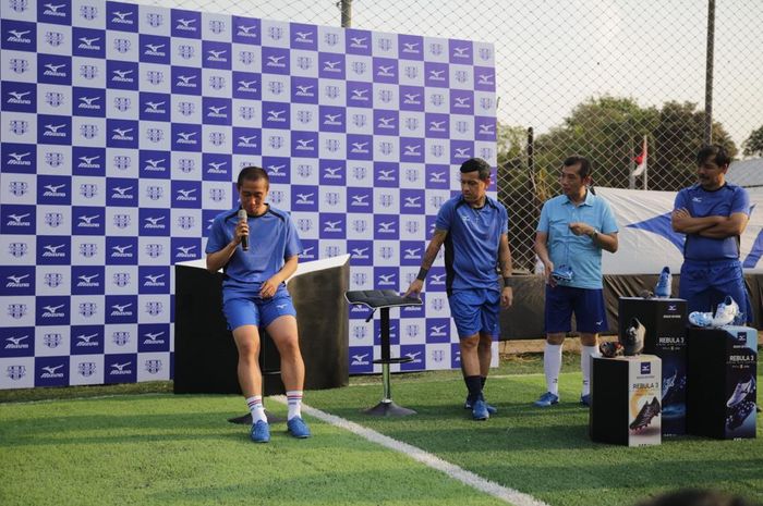 Gelandang Bhayangkara FC, Lee Yuu Jun, mencoba sepatu baru keluaran Mizuno yakni Rebula 3