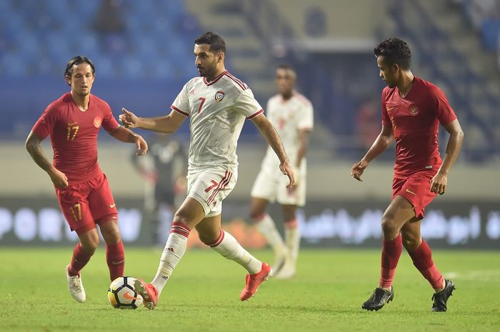 Striker timnas Uni Emirat Arab (UEA), Ali Mabkhout dibayangi Irfan Bachdim dari timnas Indonesia, di Stadion Al Maktoum, Kamis (10/10/2019).