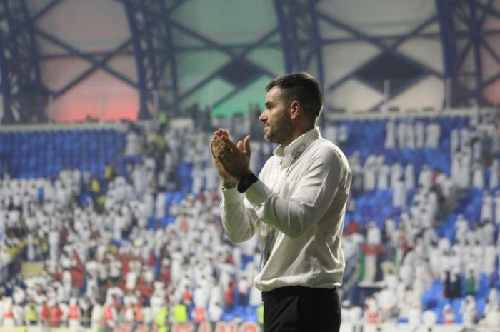 Pelatih timnas Indonesia, Simon McMenemy, saat pertandingan Indonesia melawan UEA di Stadion Al-Maktoum, Kamis (10/10/2019).