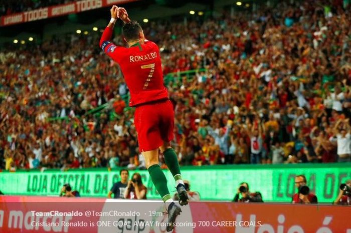 Cristiano Ronaldo merayakan gol untuk timnas Portugal.