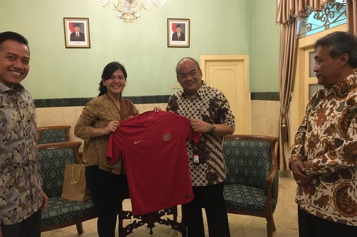 Sekjen PSSI, Ratu Tisha Destria bersama Wakil Gubernur DIY, Kanjeng Gusti Pakualam X Wijoseno Hariobimo, Jumat (11/10/2019).