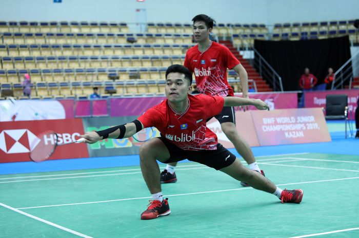 Pasangan ganda putra junior Indonesia, Leo Rolly Carnando (depan)/Daniel Marthin, saat menjalani laga semifinal Kejuaraan Dunia Junior 2019 di Kazan, Rusia, Sabtu (12/10/2019).