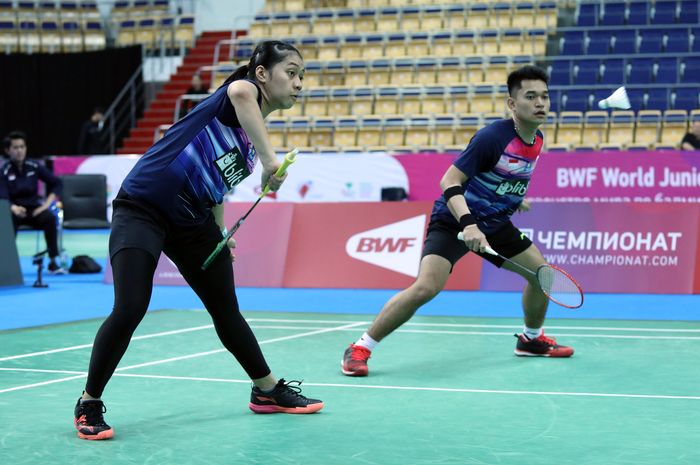 Pasangan ganda campuran junior Indonesia, Leo Rolly Carnando/Indah Cahya Sari Jamil, saat bertanding pada babak semifinal Kejuaraan Dunia Junior 2019 di Kazan, Rusia, Minggu (13/10/2019).