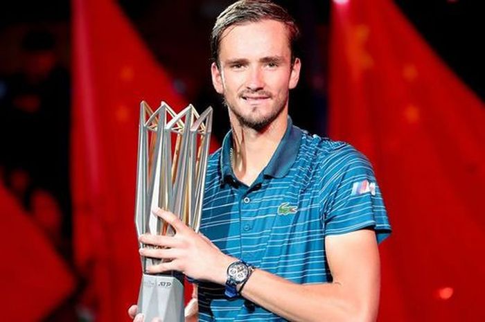 Petenis putra Rusia, Daniil Medvedev, berpose dengan trofi seusai menjuarai turnamen Shanghai Masters 2019 di China, Minggu (13/10/2019).