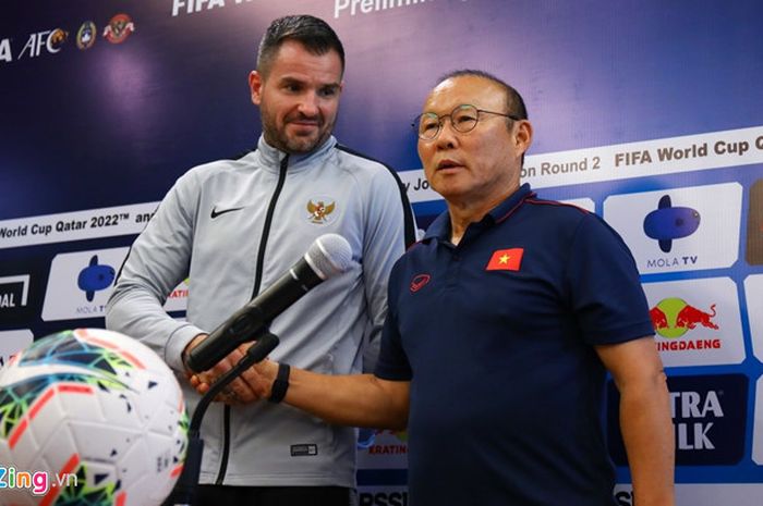 Pelatih timnas Indonesia, Simon McMenemy, bersama pelatih timnas Vietnam, Park Hang-seo dalam sesi jumpa pers jelang melawan Indonesia dalam lanjutan Kualifikasi Piala Dunia 2022 di Maya, Sanur, Bali, Senin (14/10/2019).