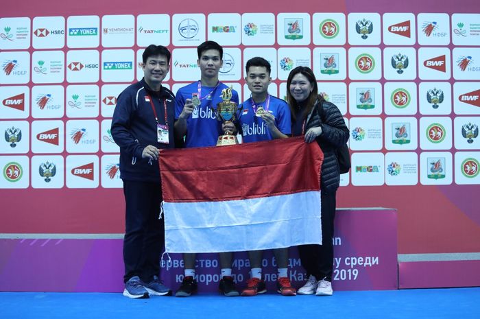 Ganda putra Indonesia, Leo Rolly Carnando (Kedua dari kanan) dan Daniel Marthin (kedua dari Kiri) usai menjadi juara pada ajang Kejuaraan Dunia Junir 2019, Minggu (13/10/2019)